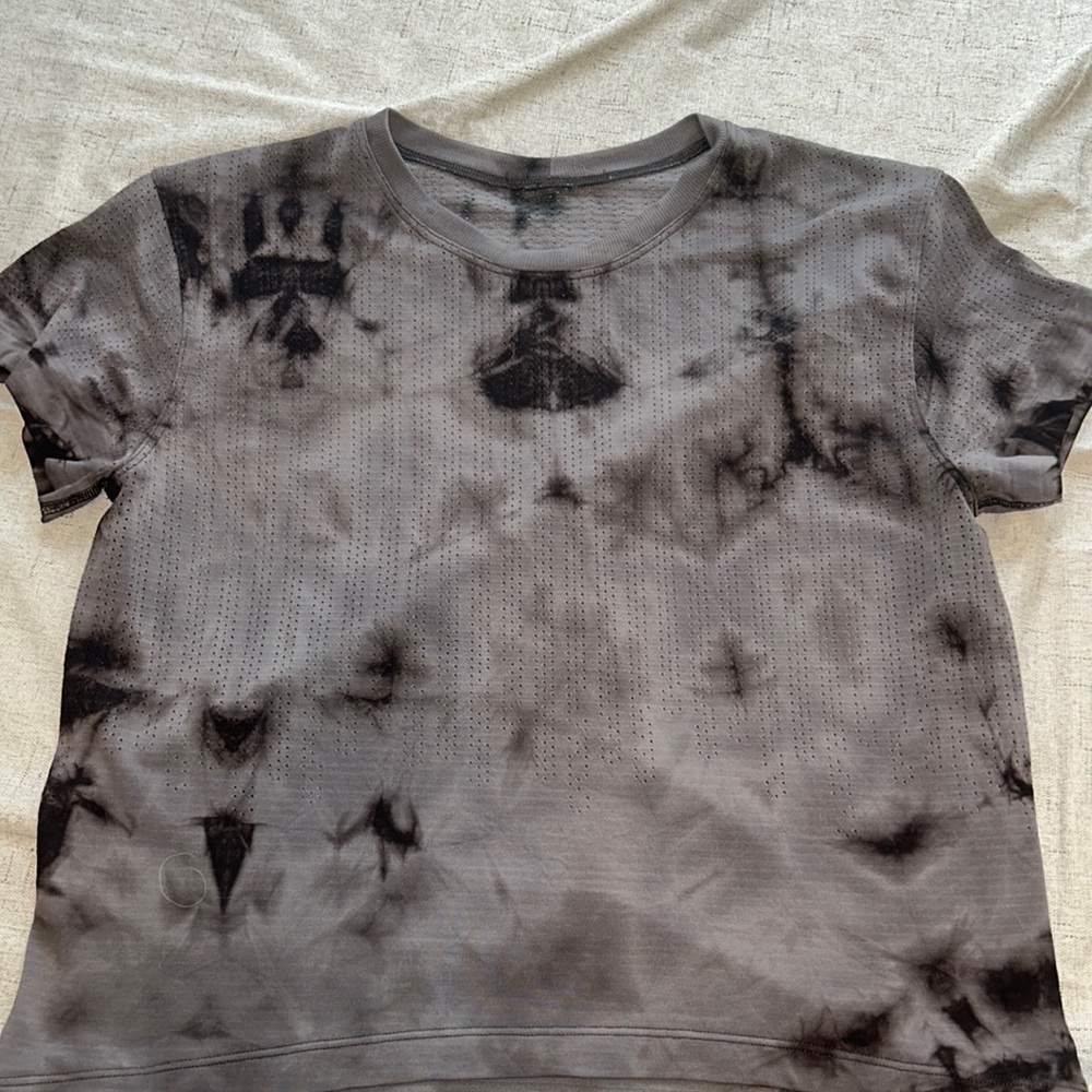 Lululemon Train to Be Tee Tye Dye Size 6